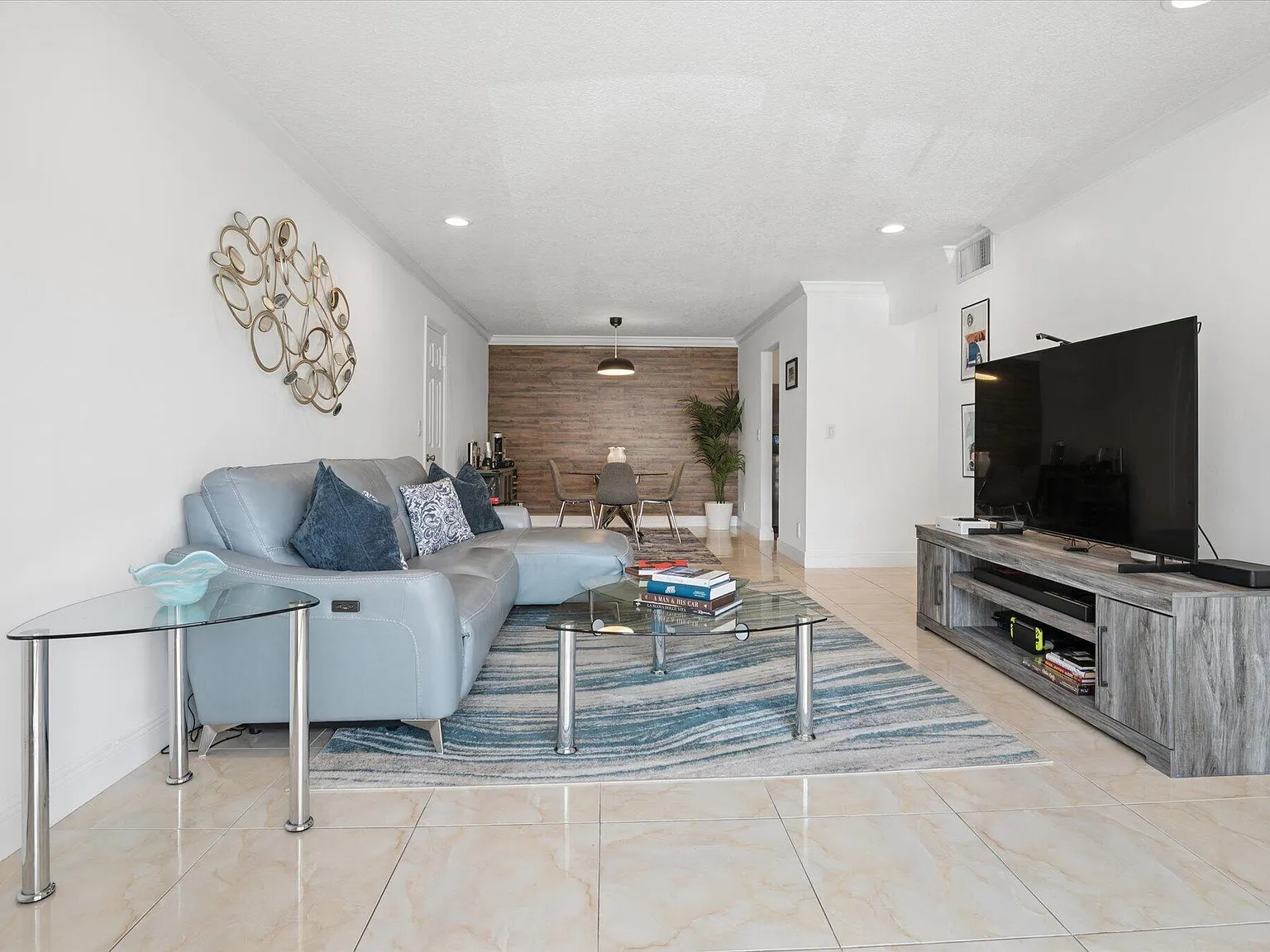 2 bed, 2.0 bath, 1200 sqft, $2,250 — Photo 2