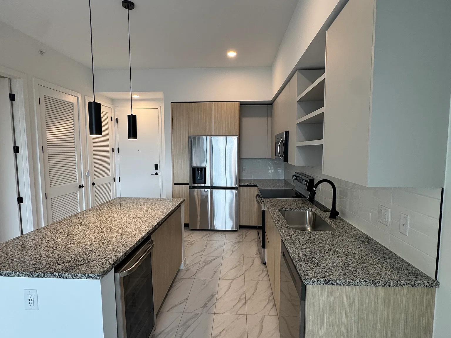 1 bed, 687 sqft, $2,124 — Photo 2