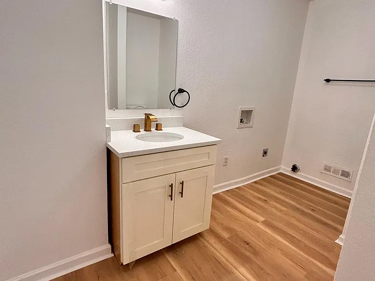 10715 Ewing Dr — Photo 8