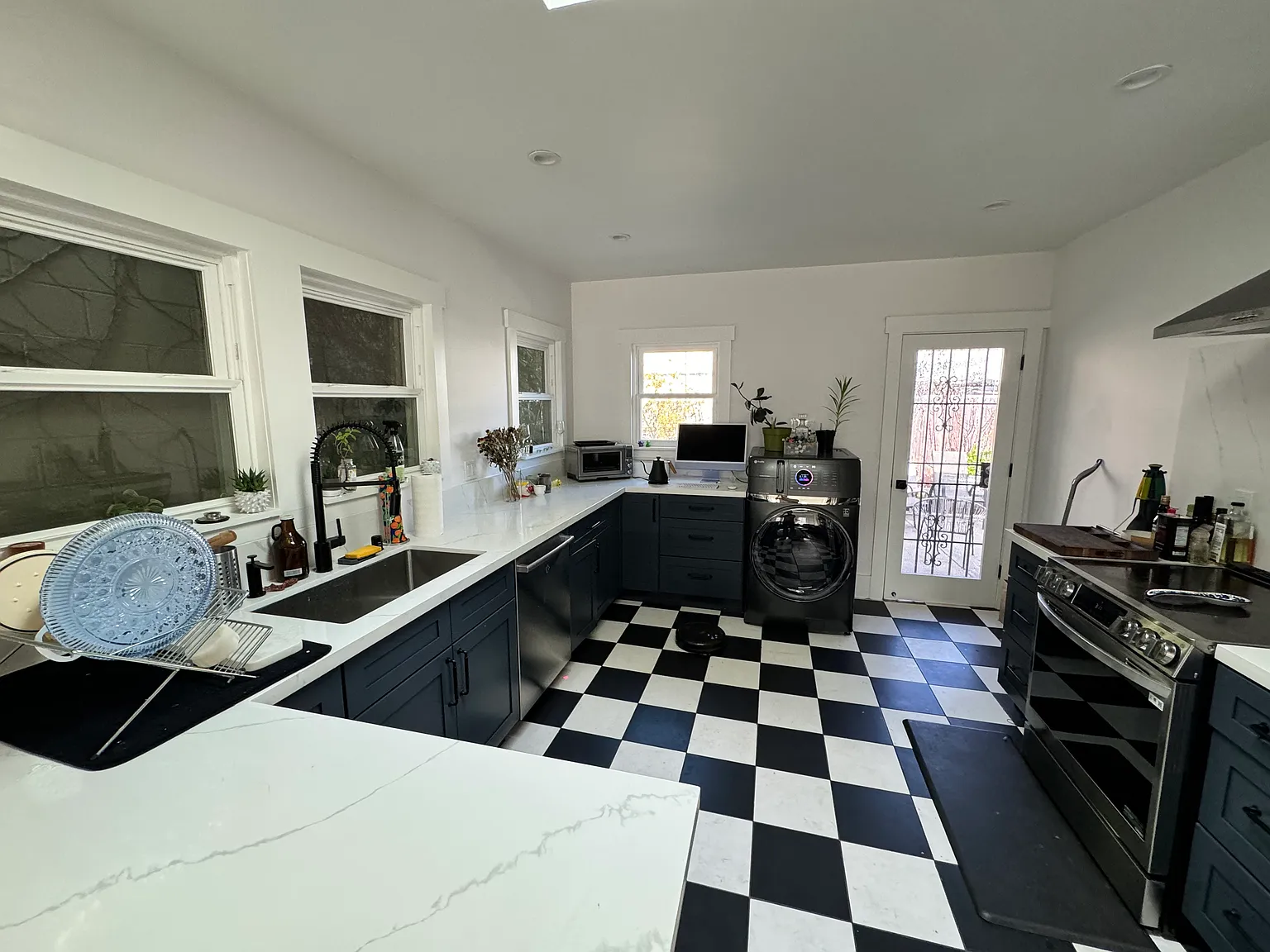2 bed, 877 sqft, $4,250 — Photo 3