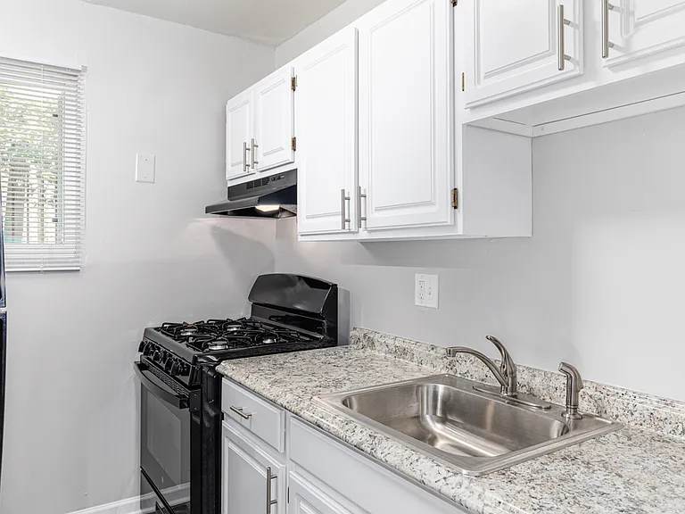 Regency Court Apartments — Photo 25
