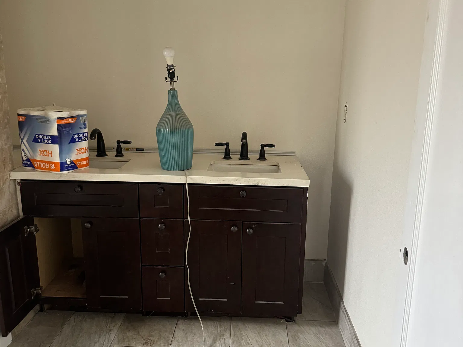2 bed, 800 sqft, $3,000 — Photo 3