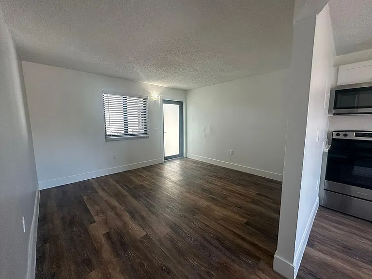 529 SW 4th St — Photo 17