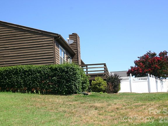 2nd image of 1647 Woodridge Cir