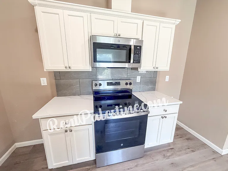1305 Cummins St #1321 — Photo 6