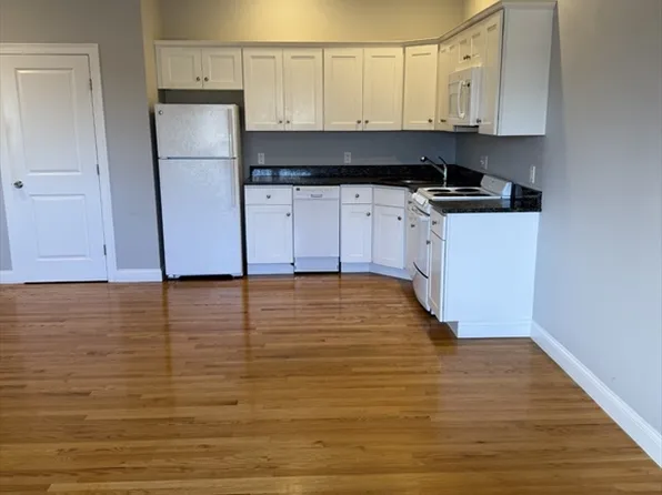 60 Pearl St Unit 201, Braintree, MA 02184