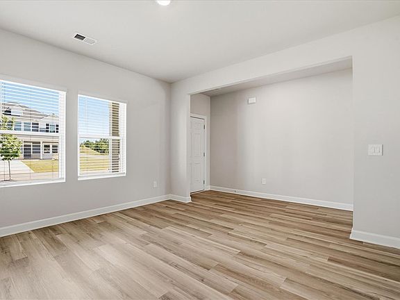 5th image of 903 Rising Oak Ct