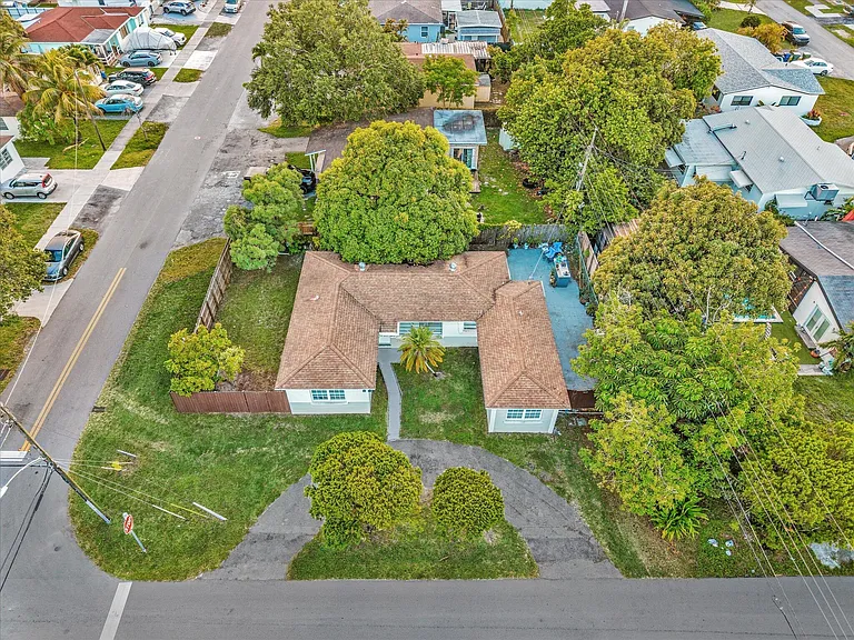 700 SW 5th Ct — Photo 42