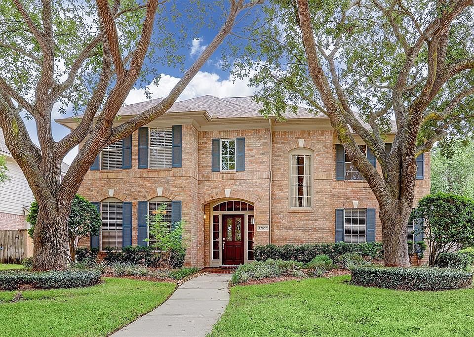 BEAUTIFUL home located at 12702 Turlock Ct. in the resort like community of Lakes on Eldridge. Enjoy the 24 hour secured gates and numerous amenities for all ages.