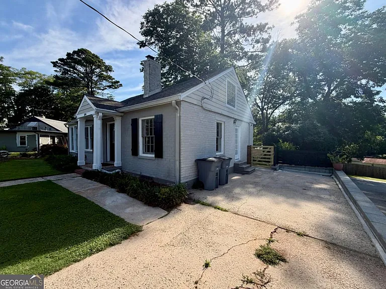 3194 Oakdale Rd — Photo 2