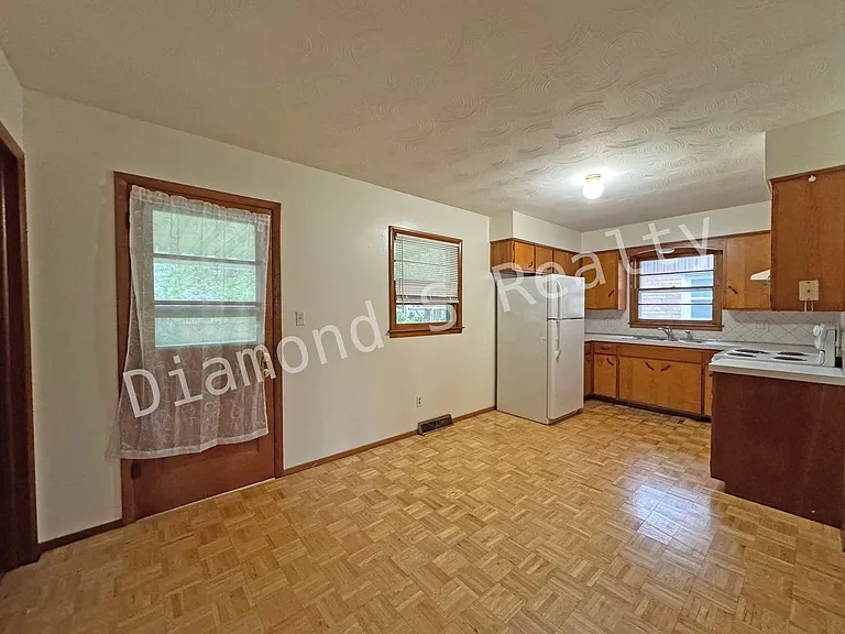 1924 E Turner St — Photo 4