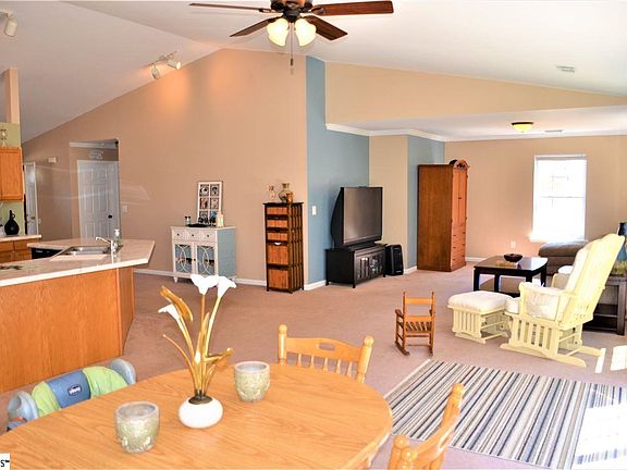 5th image of 400 Crescentwood Ct