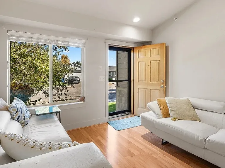 331 Saint Thomas Dr — Photo 4
