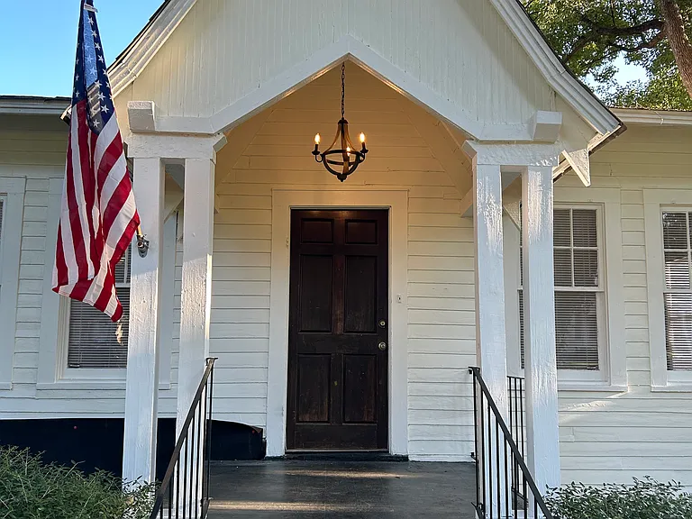 1907 Hunter Ave — Photo 1
