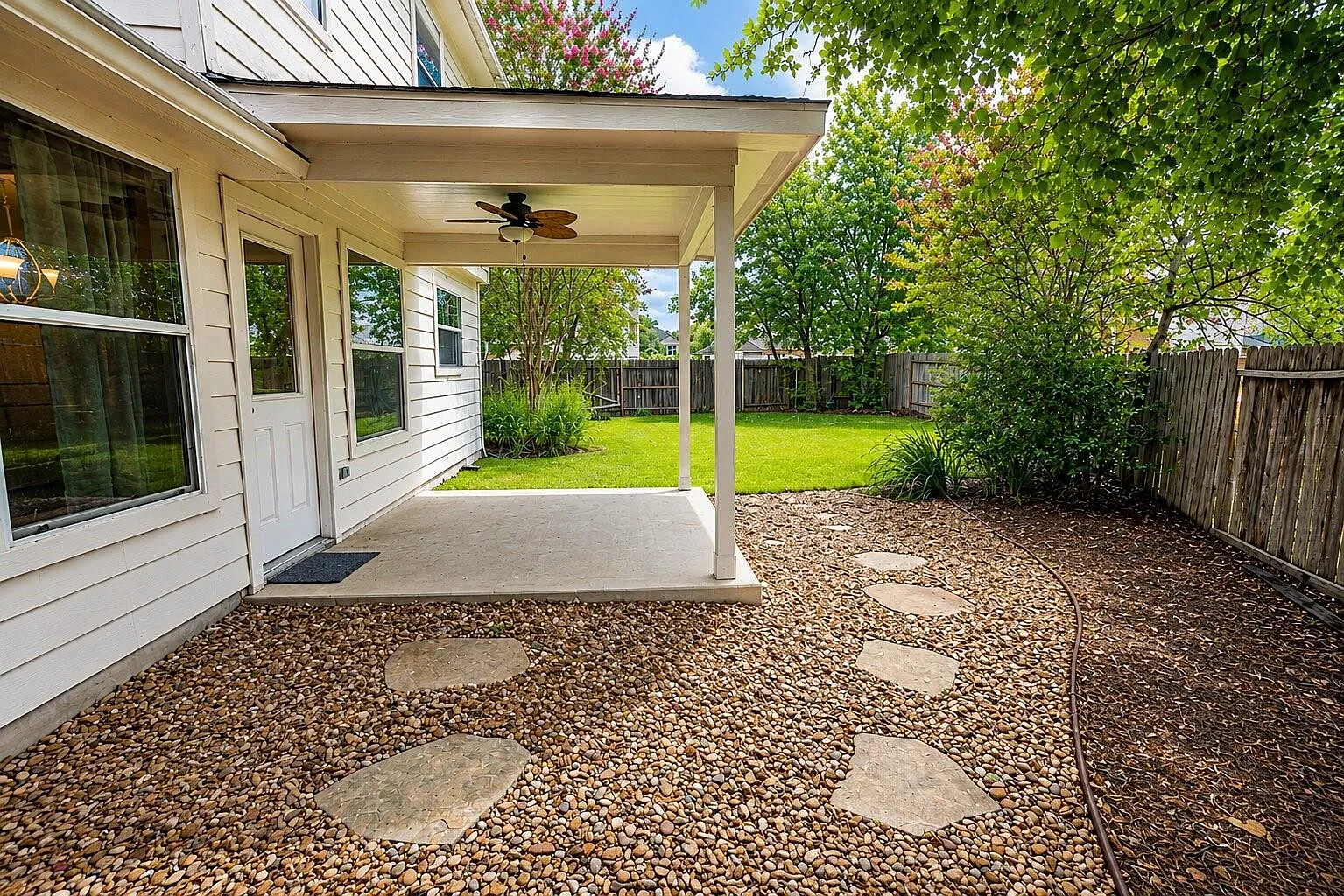 4 bed, 2.5 bath, 2721 sqft, $2,400 — Photo 2