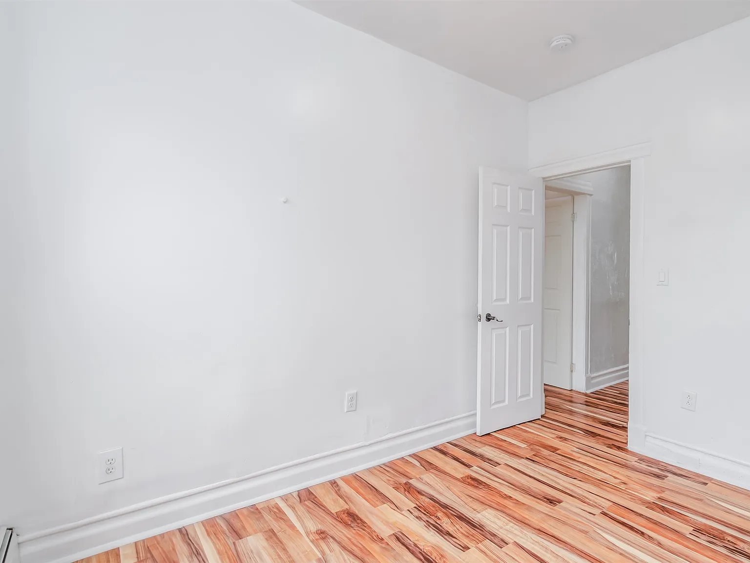 3 bed, 1.0 bath, 1000 sqft, $2,300 — Photo 4