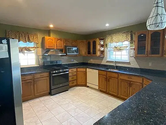 4 bed, 2.5 bath, 2800 sqft, $4,700 — Photo 2