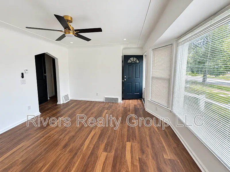3 bed, 1.0 bath, 1120 sqft, $1,400 — Photo 3