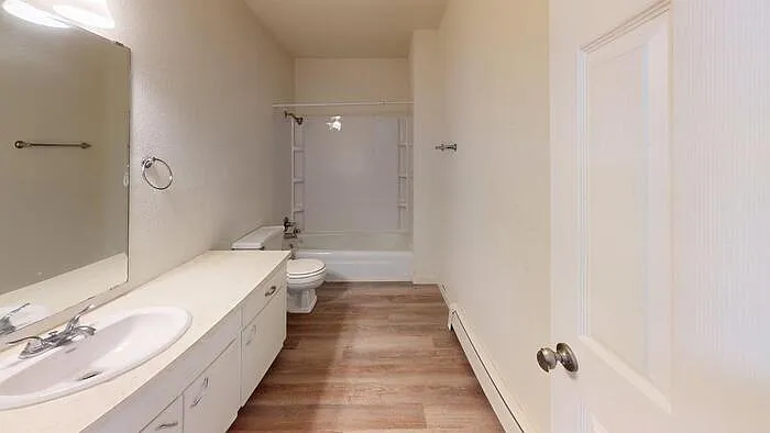 2 bed, 1.0 bath, $1,095 — Photo 2