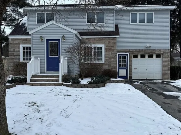 26 Ellmore Dr, Whitesboro, NY 13492