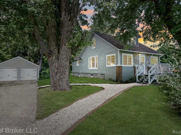 2297 Meadow St, Flushing, MI 48433