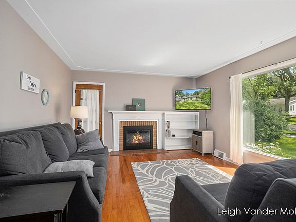 4th image of 1549 Cambridge Dr SE