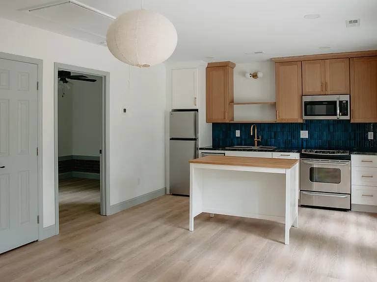 212 S Mendenhall St #B — Photo 3