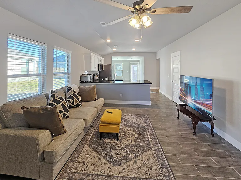 2091 Bluebonnet Ln — Photo 8
