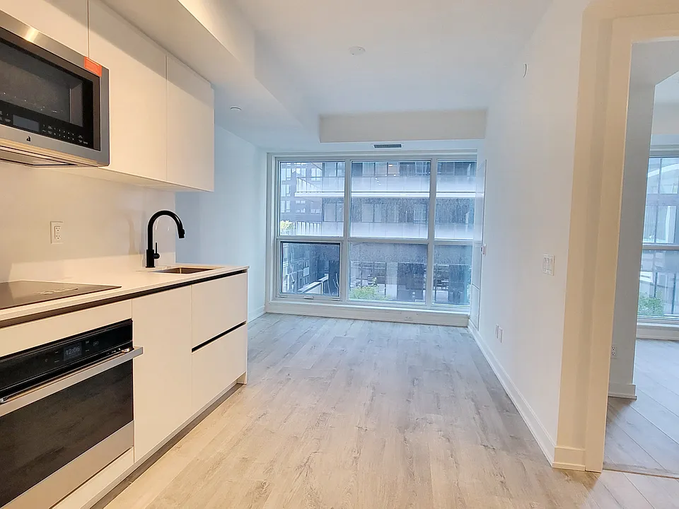 327 King St W #6