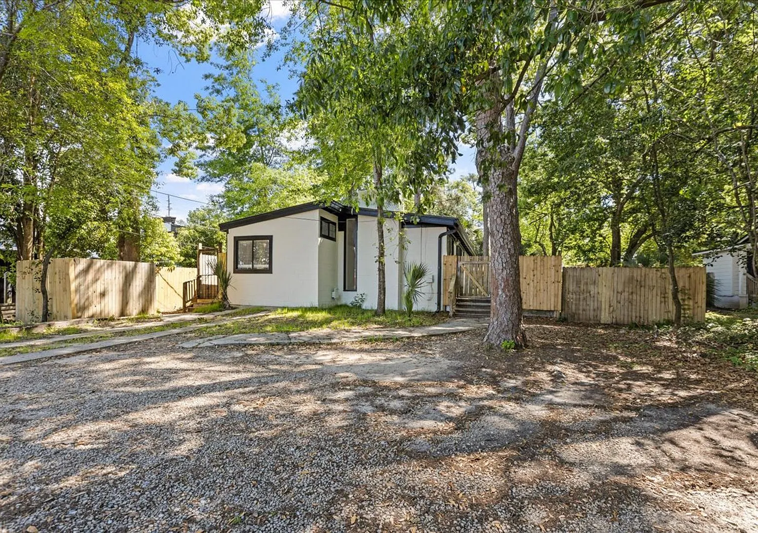 Beautifully Renovated 5 Bedroom House — Photo 2