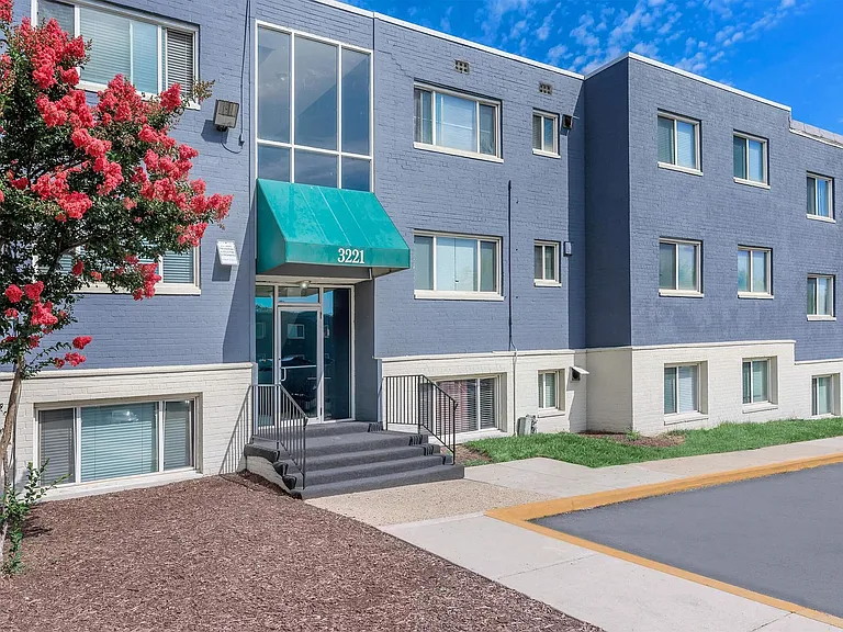Regency Court Apartments — Photo 10