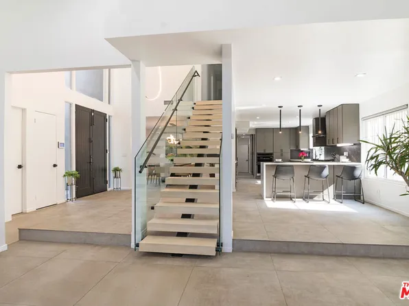 3585 Alana Dr, Sherman Oaks, CA 91403