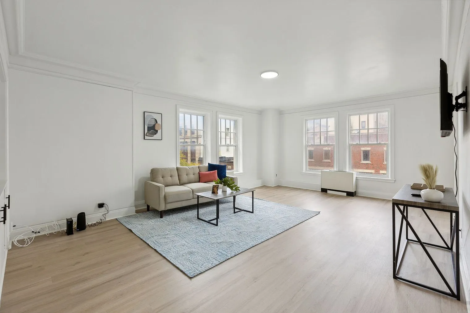 1 bed, 1.0 bath, 893 sqft, $2,359 — Photo 2
