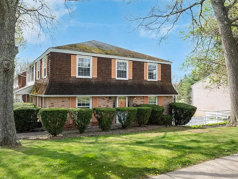 570 Galen Dr — Photo 2