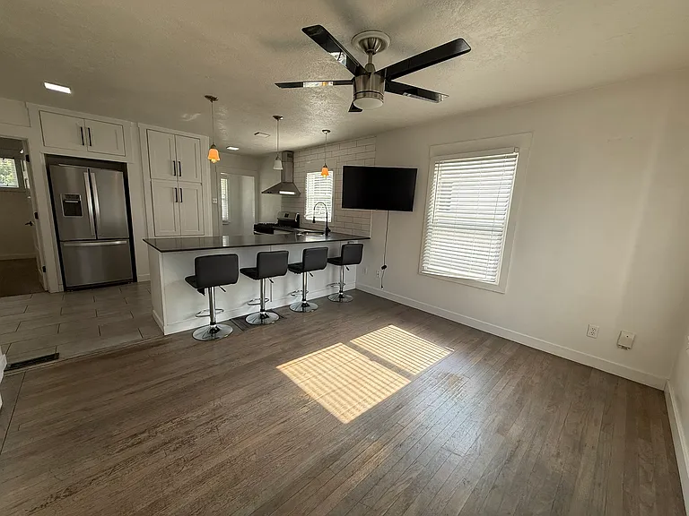 909 E Crandall Ave — Photo 3