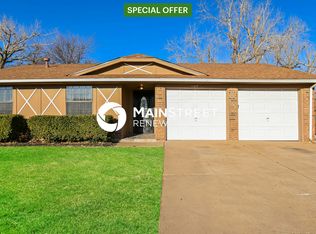 1105 S Avery Dr, Moore, OK 73160