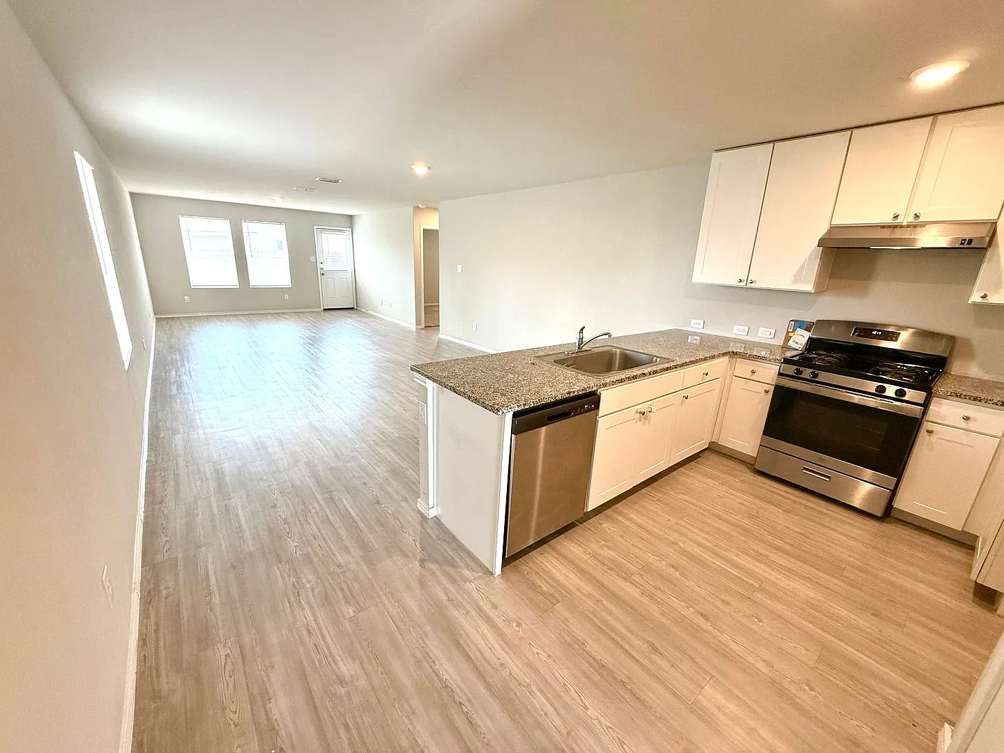 *Move In Special* Comfortable Living With Open Kitchen & Fenced Yard! — Photo 2