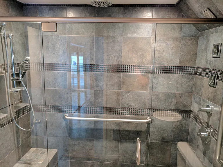 Spa-style shower with 5 showerheads!