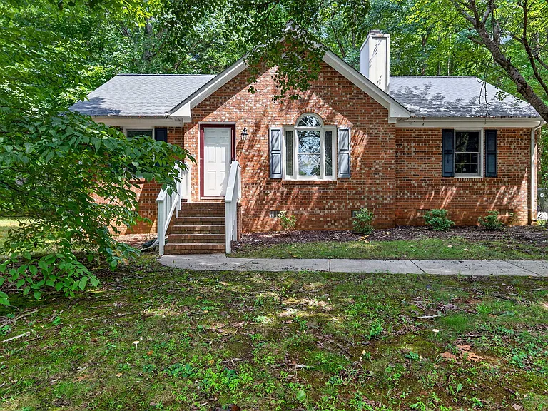 1249 Skyview Dr — Photo 1