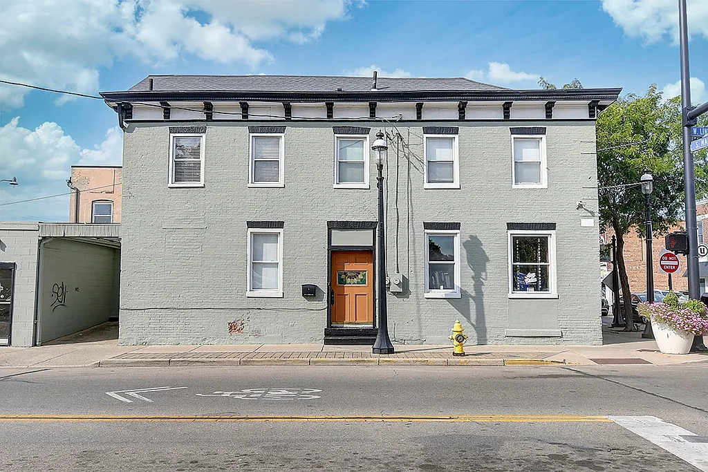2 bed, 1900 sqft, $1,800 — Photo 1