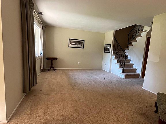 3rd image of 122 Argyll Ct