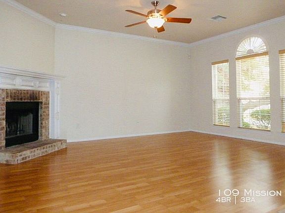 Main room - laminate floorin