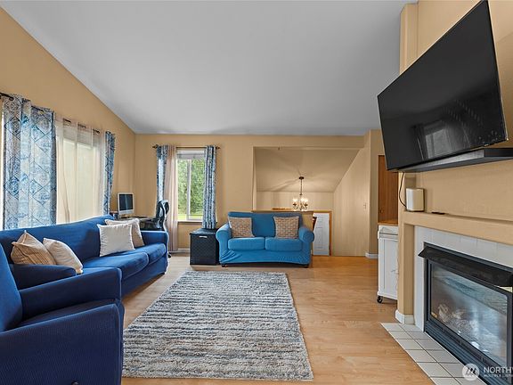 2nd image of 1305 185th Street E