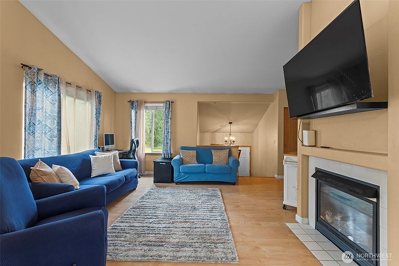 2nd image of 1305 185th Street E