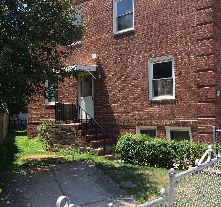 Front of house w/pvt drive