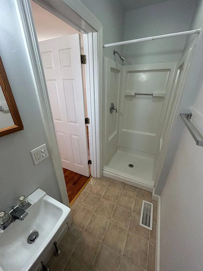 Charming 1-Bedroom Home in Quincy's German Historic District — Photo 4