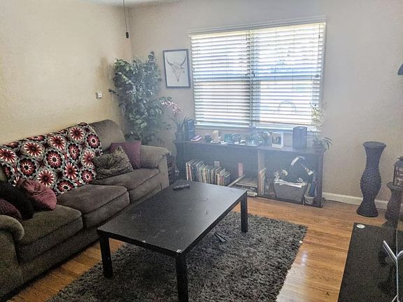 3rd image of 925 El Terino Ave