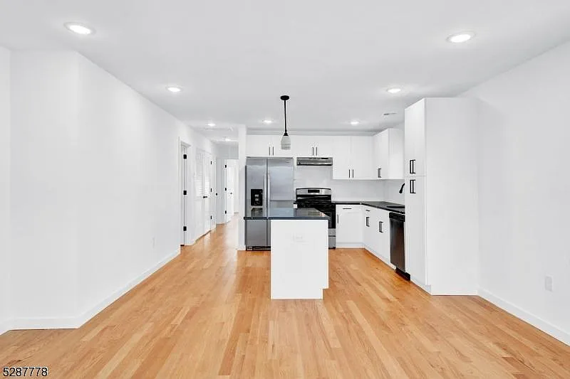 5 bed, 3000 sqft, $4,500 — Photo 3