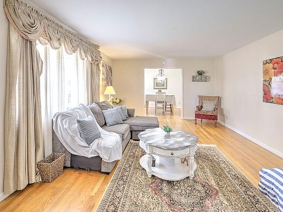 3rd image of 2533 Richmond Hill Road