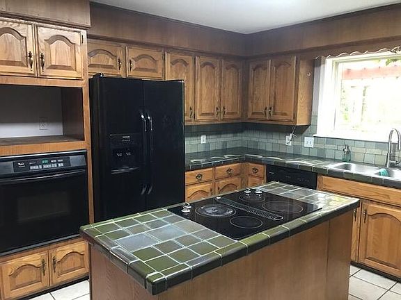 5th image of 3000 Camelot Dr